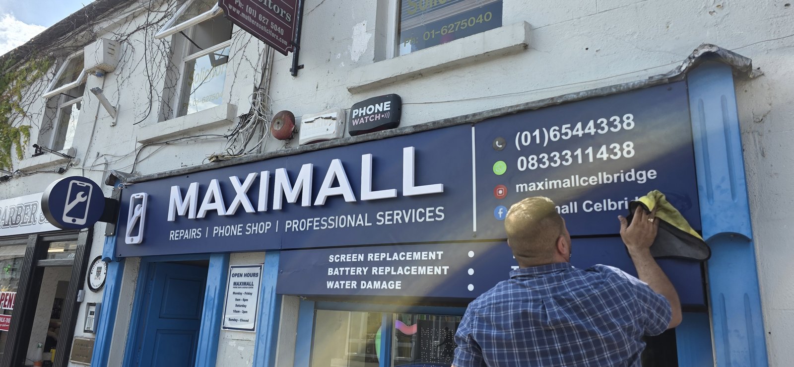 Maximall — Close-up: 3D lettering installation